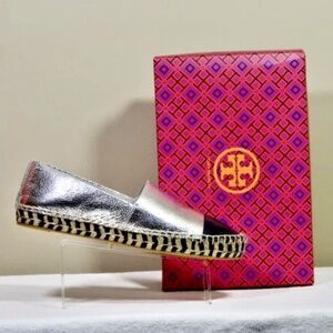 NWT Tory Burch Silver Leather Espadrille Flats Cap Toe Size 10 EU 40 Metallic
